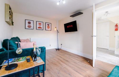 Chorlton-by-Backford Apartment | Charming 3-Bed cottage in Chester, ideal for Families & Workers, FREE Parking - Sleeps 7