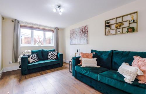 Chorlton-by-Backford Apartment | Charming 3-Bed cottage in Chester, ideal for Families & Workers, FREE Parking - Sleeps 7