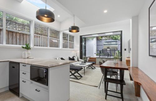 Balmain House | Charming 3-bed Cottage with a Courtyard