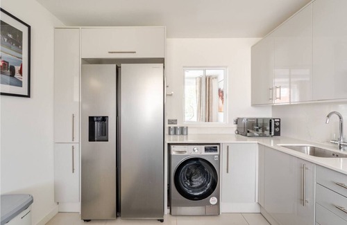 Bryanston and Dorset Square House | Charming 3 Bed House next to Train Station with AC