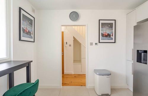 Bryanston and Dorset Square House | Charming 3 Bed House next to Train Station with AC