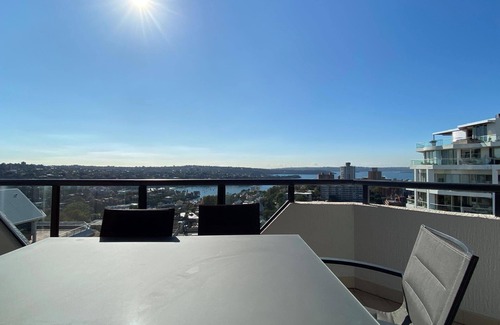 North Sydney Apartment | Charming 3-Bedroom Apartment with Harbour View, 900m Stroll to Harbour Bridge