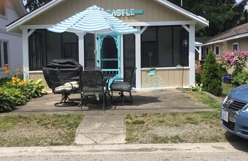 Crystal Beach Cottage | Charming 3 bedroom Sand Castle Cottage Steps to the sandy beach