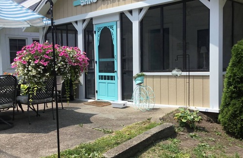 Crystal Beach Cottage | Charming 3 bedroom Sand Castle Cottage Steps to the sandy beach