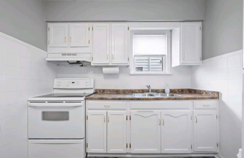 Niagara Falls House | Charming 3-Bedroom Home – 4 Min Walk to Attractions!