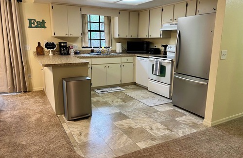 Crystal River House | Charming 3-bedroom house, sleeps 8, minutes from Three Sisters in Crystal River