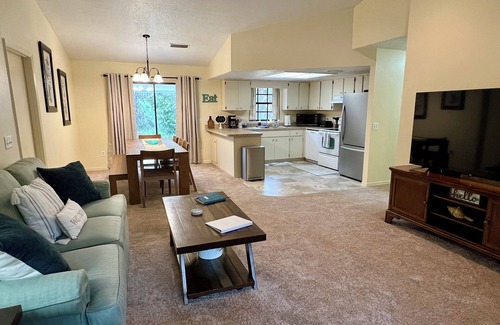 Crystal River House | Charming 3-bedroom house, sleeps 8, minutes from Three Sisters in Crystal River