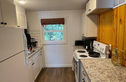 Harshaw Cottage | Charming 3-bedroom cottage in fabulous Lake Tomahawk with WiFi, AC