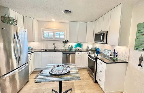 Port O Connor House | Charming 3-bedroom house in Port O'Connor w. view, 1 min to beach, pet friendly