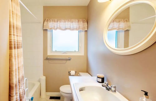 London House | Charming 3-bedroom 1.5-bathrooms house with WiFi and AC in delightful London