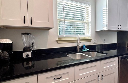 Georgian Acres House | Charming 3-Bedroom,1-Bath Cozy Getaway with Modern Comforts and a Welcoming Vibe