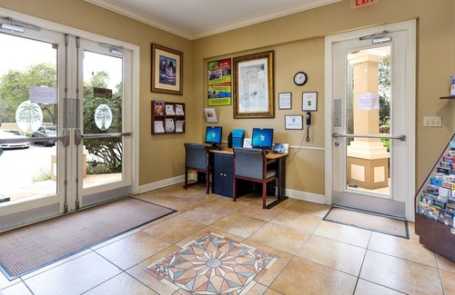 Windsor Hills Condo | Charming 3 bedroom, 1st floor Condo in Windsor Hills - JUST STEPS FROM THE POOL!