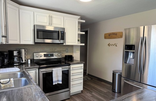 Baraboo House | Charming 3 Bedroom 2.5 bathroom finished basement, Huge yard and Charcoal grill