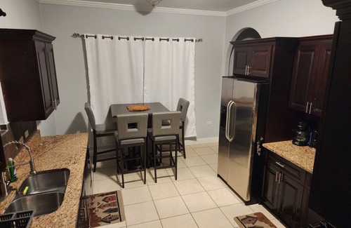 Newlands House | Charming 3-bedroom 2 bathroom house with WiFi, AC in delightful Savannah.