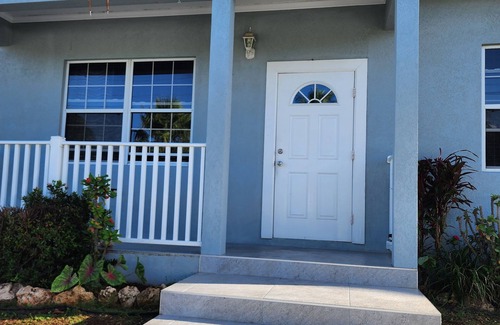 Newlands House | Charming 3-bedroom 2 bathroom house with WiFi, AC in delightful Savannah.