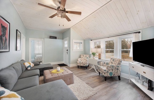 Muskegon House | Charming 3-bedroom, 2 bath house, WiFi, AC in marvelous Lakeside area Muskegon