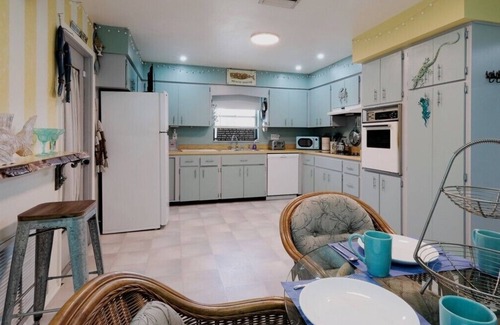 Sunny Shores House | Charming 3 Bedroom 2 Bath Home with Pool Just 2 Minutes from Anna Maria Island