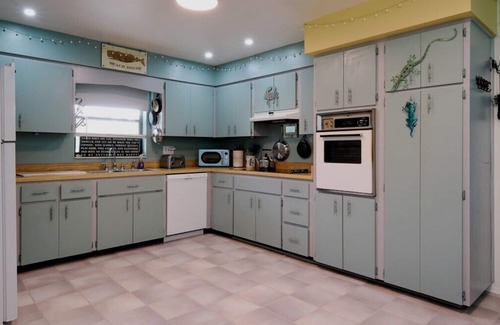 Sunny Shores House | Charming 3 Bedroom 2 Bath Home with Pool Just 2 Minutes from Anna Maria Island