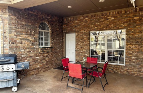 Lubbock House | Charming 3-bedroom 3-bathroom house in lovely Lubbock with WiFi, AC