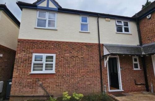 Wythenshawe Apartment | Charming 3 Bedroom Apartment in Wythenshawe Convenient for Manchester Airport and City Centre Free Parking