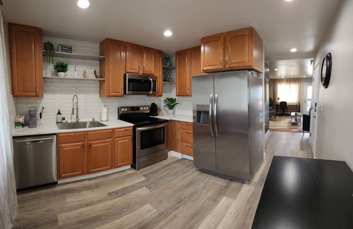 Bayshore - Klatt Apartment | Charming 3-Bedroom Apartment Rental with Balcony and Amenities in Anchorage, AK