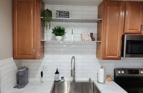 Bayshore - Klatt Apartment | Charming 3-Bedroom Apartment Rental with Balcony and Amenities in Anchorage, AK