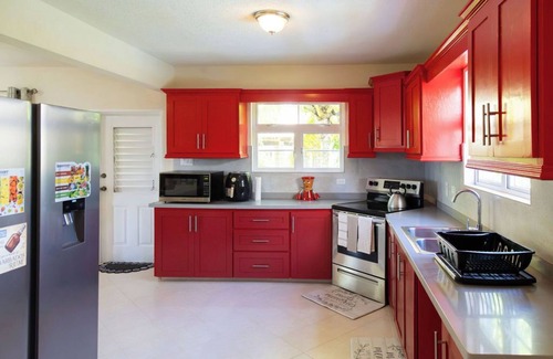 Deanes Condo | Charming 3-bedroom apartment with AC and WiFi, 10 minutes to the beach St. James