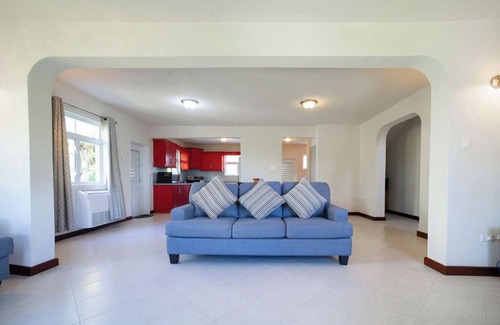 Deanes Condo | Charming 3-bedroom apartment with AC and WiFi, 10 minutes to the beach St. James