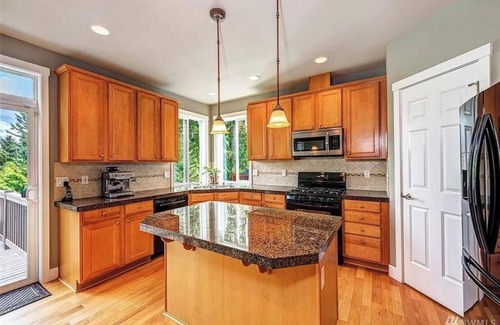 Martha Lake Bed & Breakfast | Charming 3-bedroom bed & breakfast in Mill Creek with WiFi. Close to town center