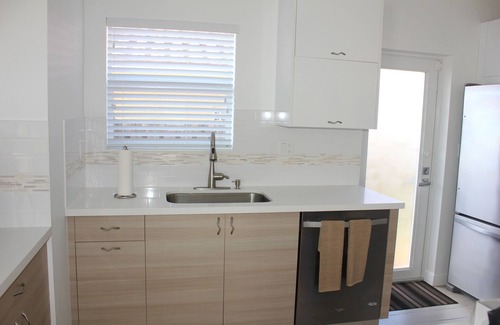 Hollywood House | Charming 3 Bedroom Beach Home w Gated Private Yard