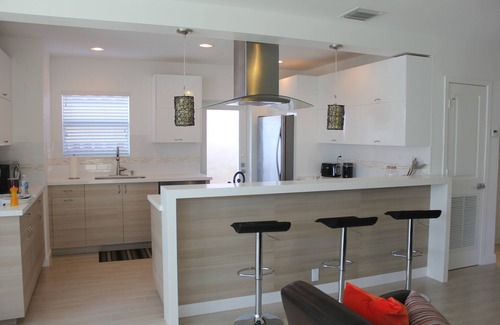 Hollywood House | Charming 3 Bedroom Beach Home w Gated Private Yard