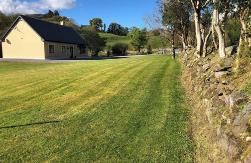 Kenmare House | Charming 3-bedroom bungalow in Kenmare with WiFi access