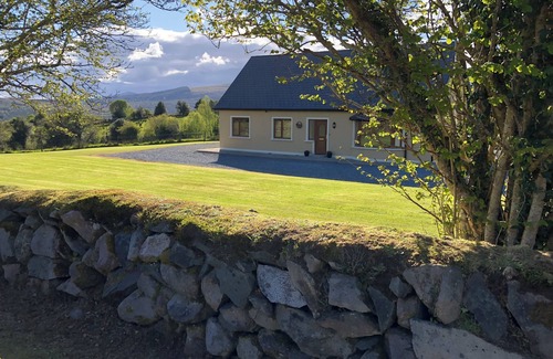 Kenmare House | Charming 3-bedroom bungalow in Kenmare with WiFi access