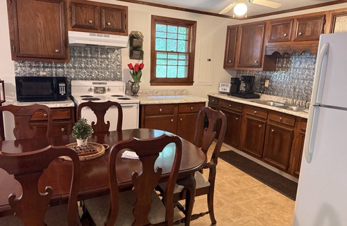 Sassafras House | Charming 3-bedroom Cottage with AC, WiFi in quaint Sassafras/Red Oak.