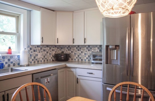 Russell Cottage | Charming 3-bedroom cottage in Russell with AC, WiFi. Enjoy your stay