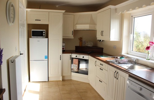 Dromineer Cottage | Charming 3-bedroom cottage in Dromineer, Lough Derg with WiFi