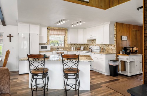San Miguel Other | Charming 3-bedroom farmhouse with AC and WiFi 15 minutes to downtown Paso Robles