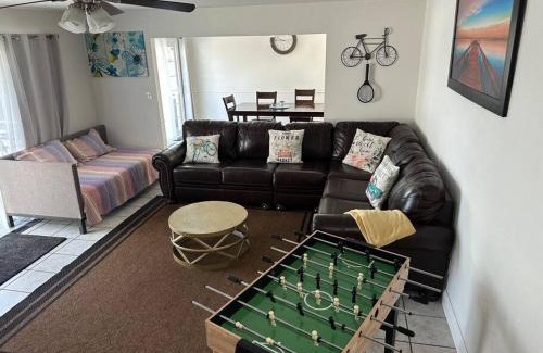 Acampo House | Charming 3 Bedroom Farmhouse Retreat with Open Deck
