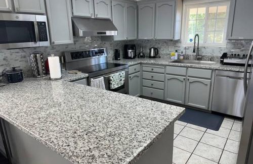 Acampo House | Charming 3 Bedroom Farmhouse Retreat with Open Deck