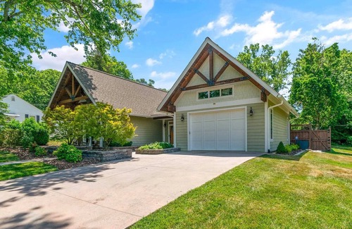 Grissom - Highland House | Charming 3-bedroom house with exquisite space - 5 minutes from Virginia Tech!