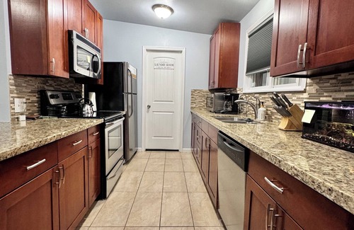 Des Moines House | Charming 3-bedroom house with AC and in peaceful city Des Moines near the Marina