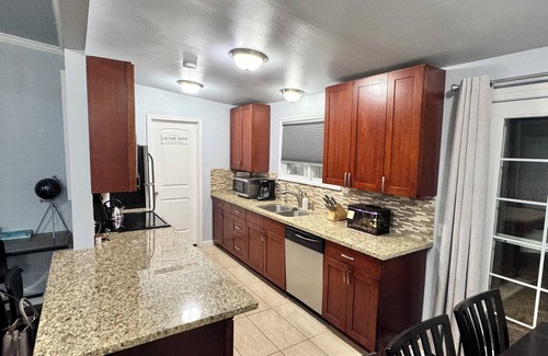Des Moines House | Charming 3-bedroom house with AC and in peaceful city Des Moines near the Marina