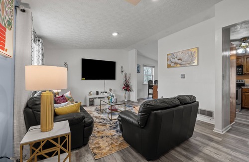 West Columbus House | Charming 3-bedroom house with fitness room and AC in Grove City