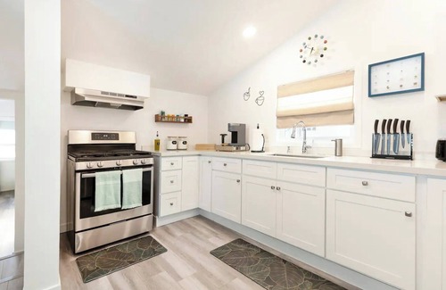 Zaferia House | Charming 3-bedroom home with AC and WiFi in lovely Long Beach