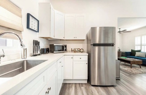 Zaferia House | Charming 3-bedroom home with AC and WiFi in lovely Long Beach