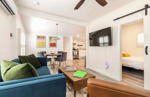 Zaferia House | Charming 3-bedroom home with AC and WiFi in lovely Long Beach