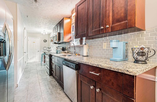 Snellville House | Charming 3-bedroom house with WiFi and AC in Snellville