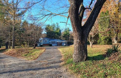 Waynesboro House | Charming 3-bedroom house in Waynesboro with WiFi, AC
