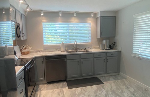 Corvallis House | Charming 3-bedroom house close to campus, hospital, and fun WiFi, AC, fireplace