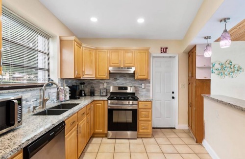 Driftwood House | Charming 3-bedroom house with AC and WiFi in Hollywood